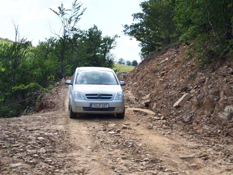 Opel auf Feldweg