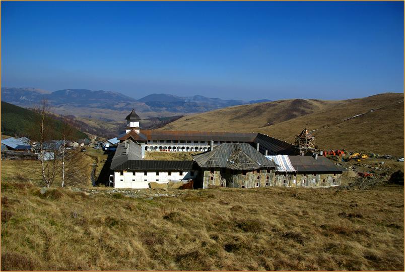 Kloster in Berglandschaft