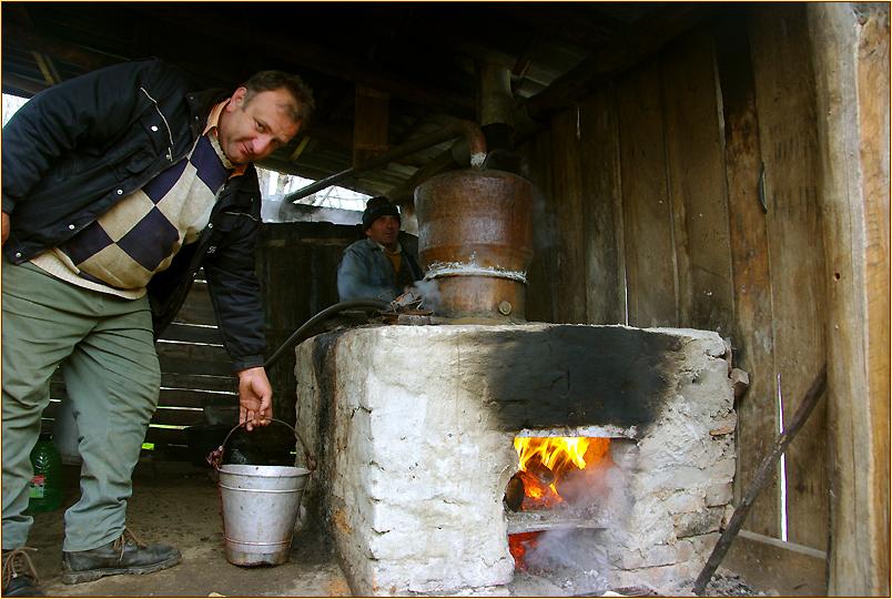 Mann vor brennendem Ofen