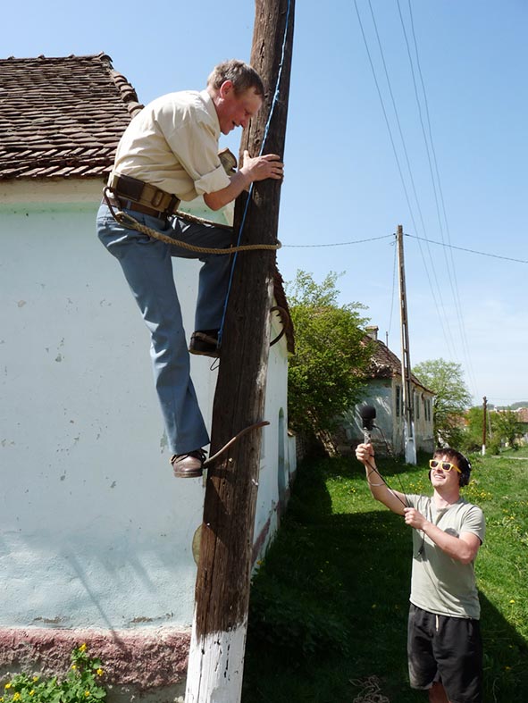Mann klettert auf einen Mast