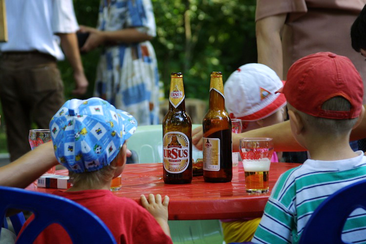 Kinder vor Bierflaschen