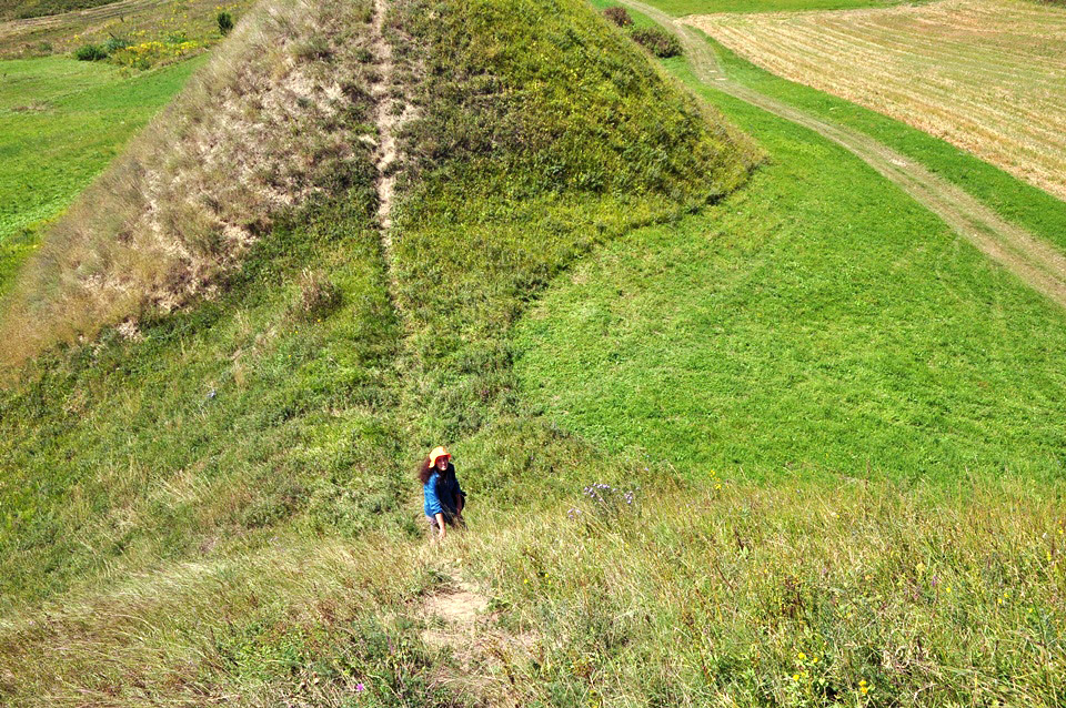 Frau steht an einem Hügel