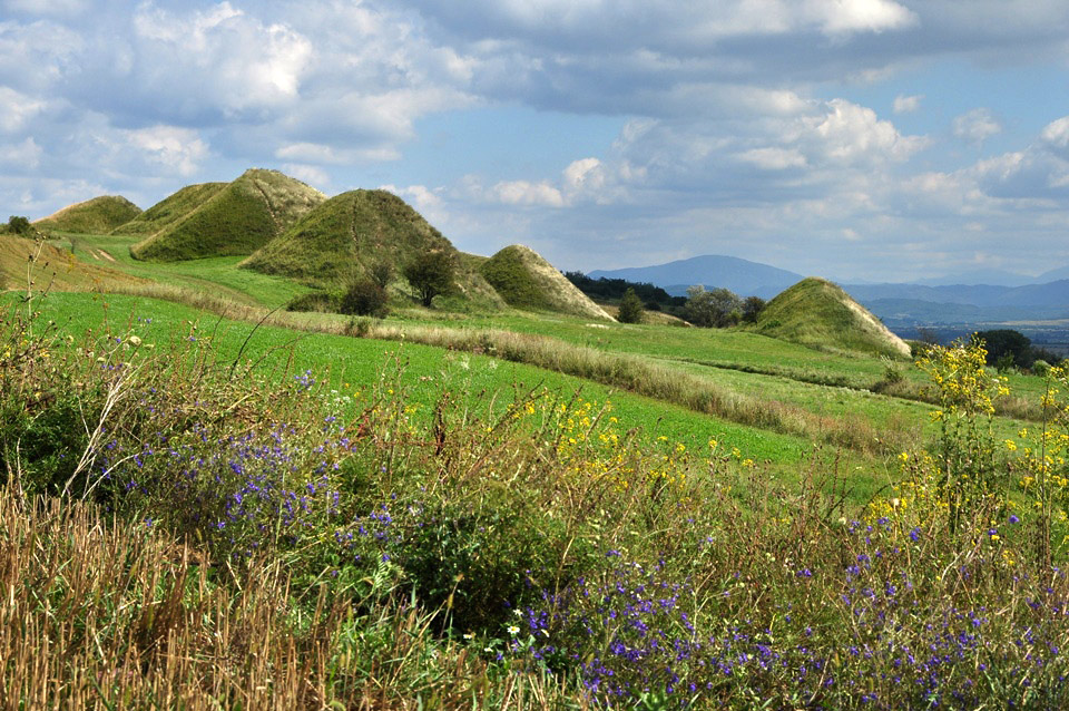 Hügelkette auf einem Feld