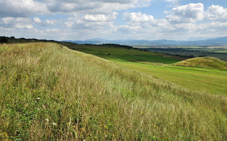 Hügelkette auf einem Feld
