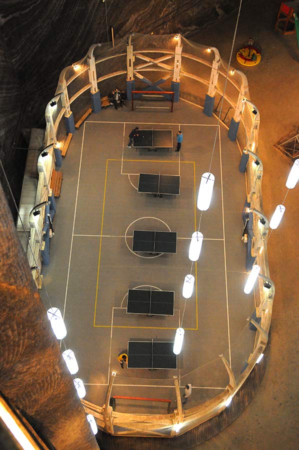 Blick in die Tiefe auf einen Tischtennisspielplatz