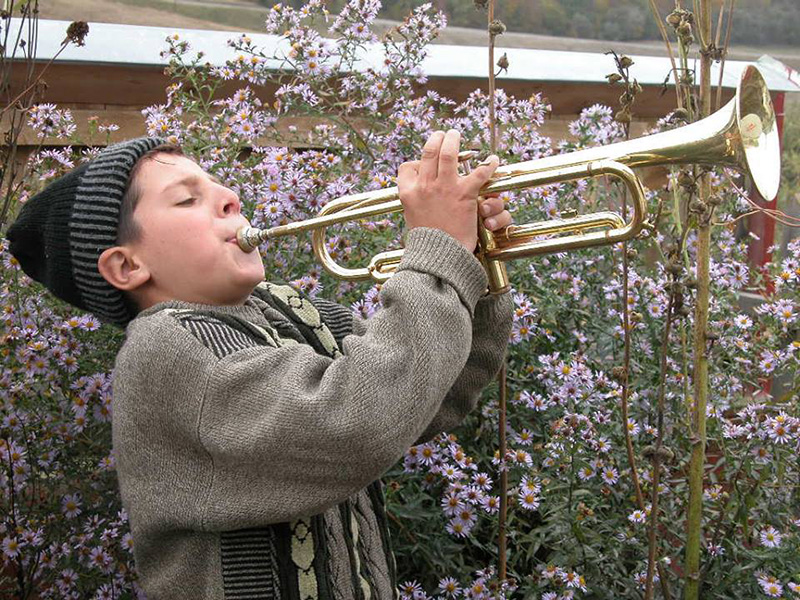 Junge mit Trompete