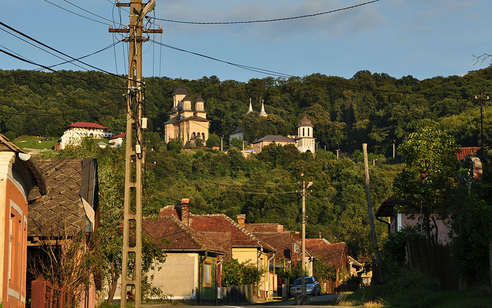 Kloster auf einem Berg hinter einer Dorfstraße
