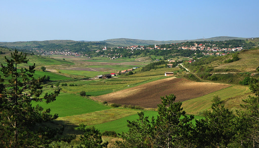 Dorf an einer Hügelkette