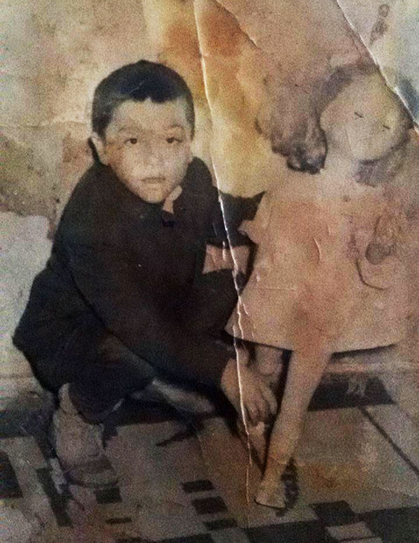 altes Foto von einem Jungen mit einer Puppe