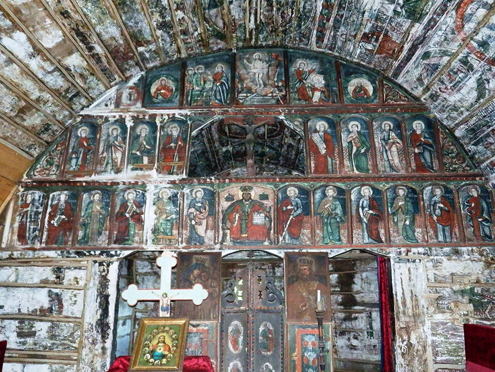Altarraum mit Fresken