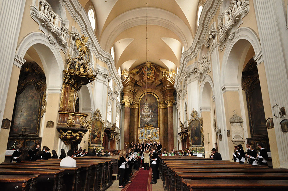 Chorprobe in einer barocken Kirche