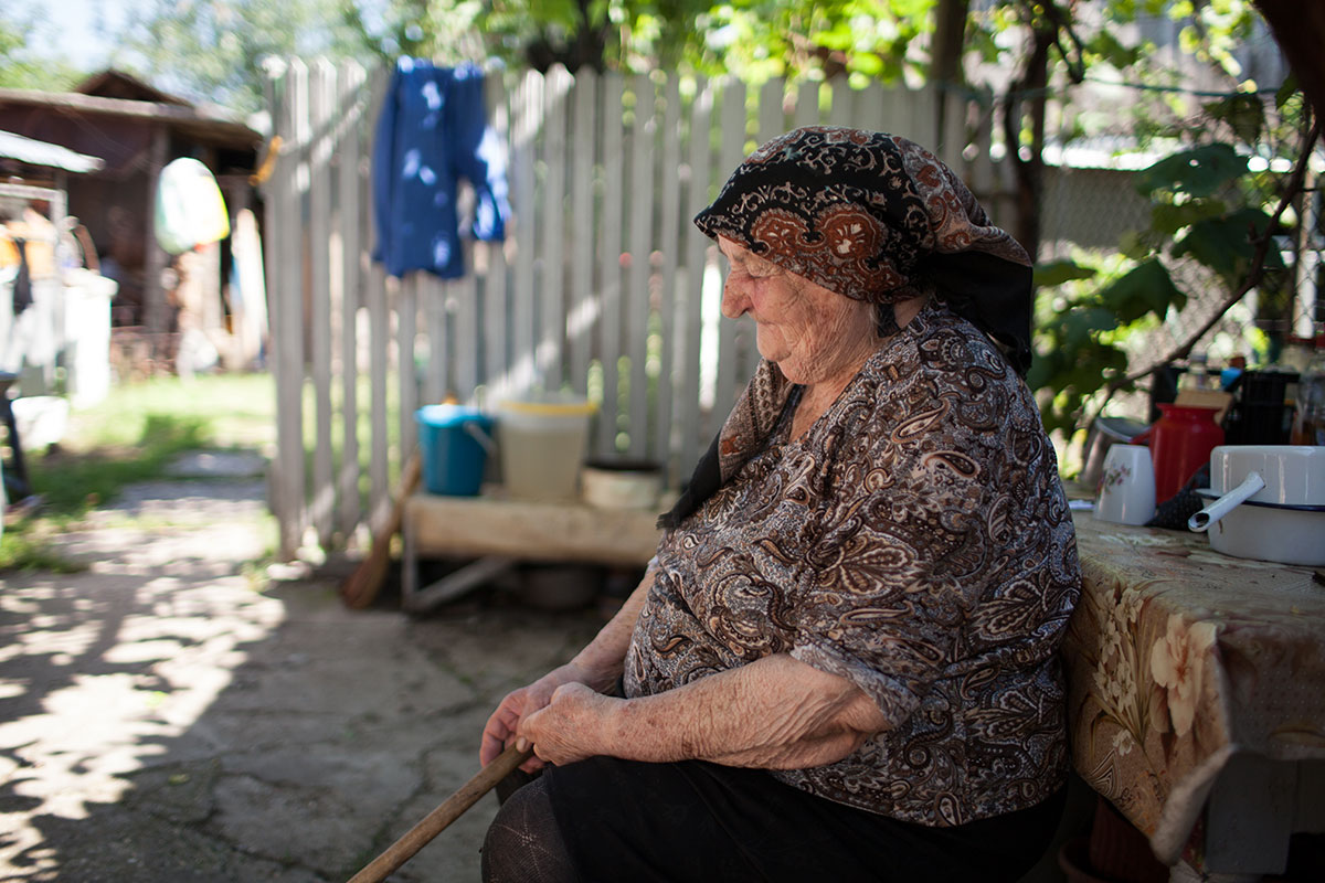 Foto von Großmutter im Garten sitzend