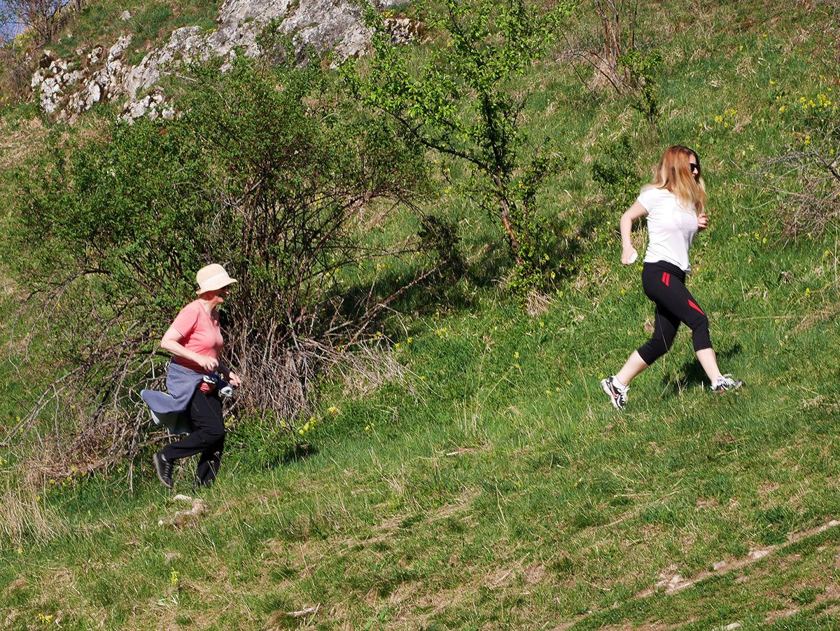 Aurelia und Alina rennen den Berg hinauf
