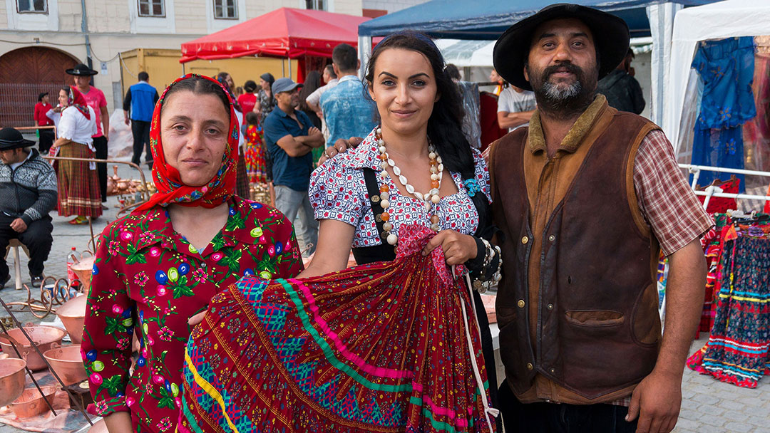 Foto einer Romafamilie auf dem Markt
