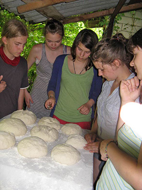Kinder beim Brot backen