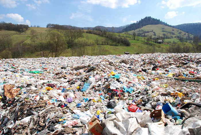 Müll vor Berglandschaft
