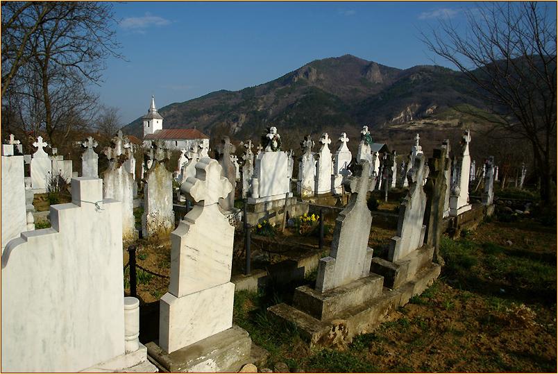 Friedhof in Berglandschaft