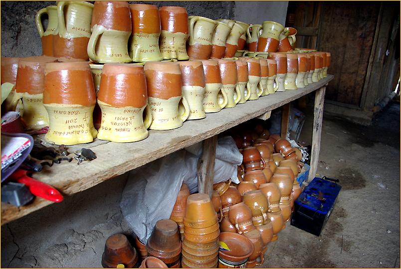 Keramikkannen in einem Regal