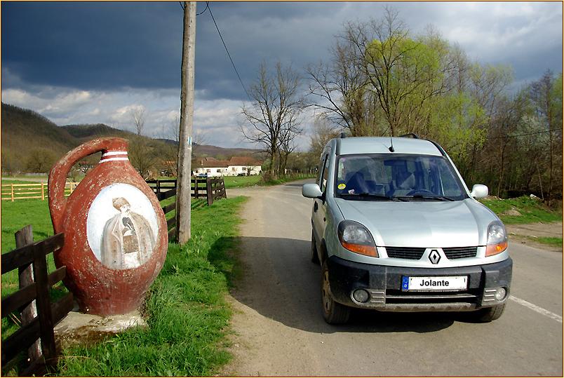 Auto neben einer großen Keramikvase