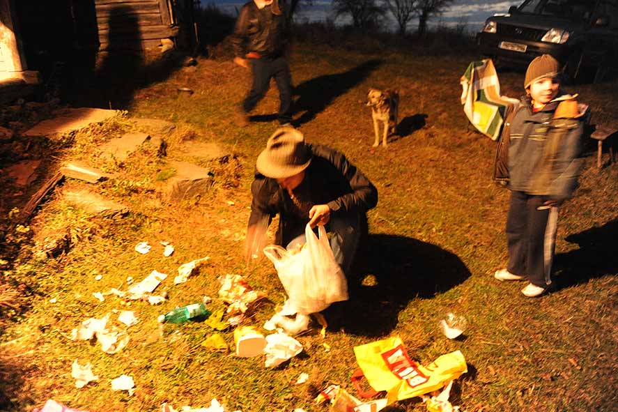 Mann sammelt Müll ein