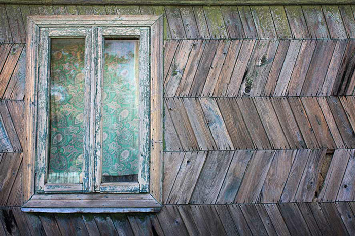 Hauswand aus Holz mit Fenster