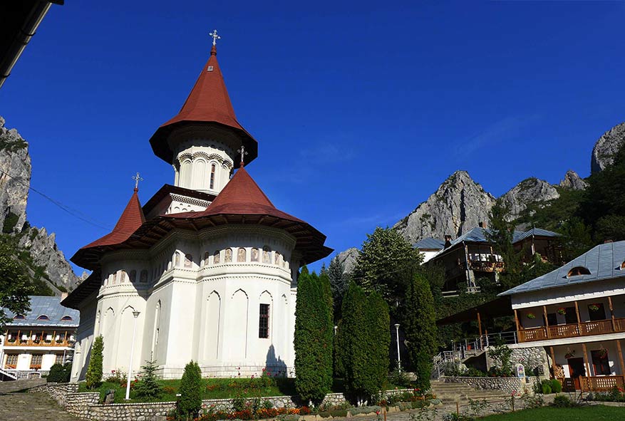 Kloster vor Berglandschaft