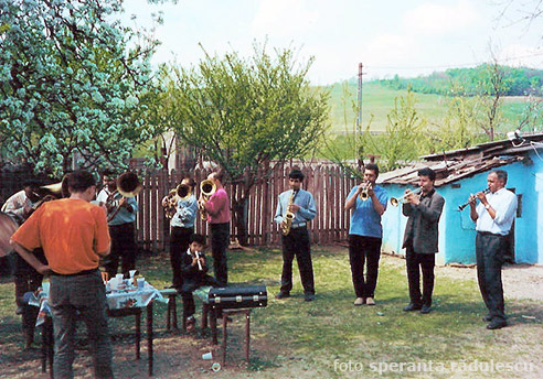 Musiker stehen in einem Hof