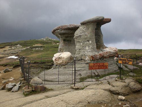 Steinformationen in Berglandschaft