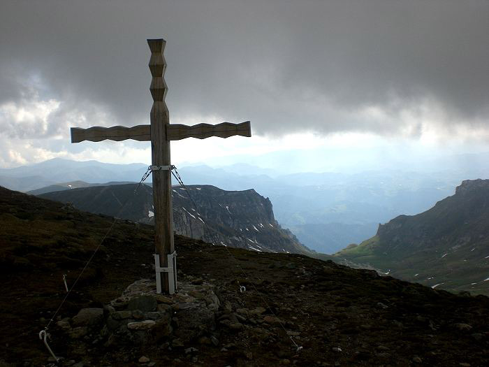 Berglandschaft mit Kreuz