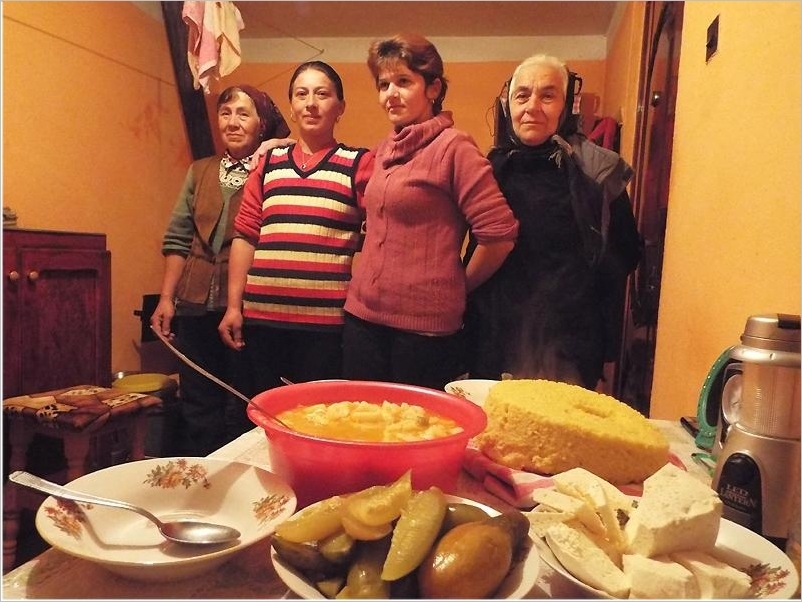 4 Frauen vor Essenstisch
