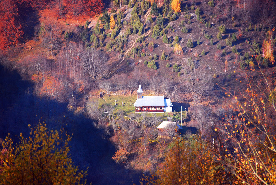 Kirche an einem Berghang