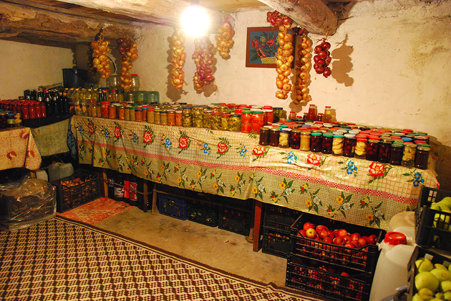 Keller mit eingeweckten Obst und Gemüse
