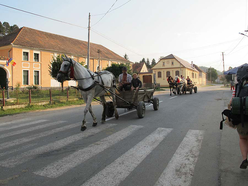 Dorfstraße mit 2 Pferdegespannen