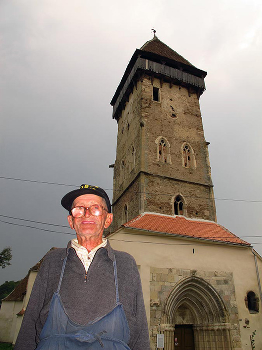 Mann vor Kirchturm