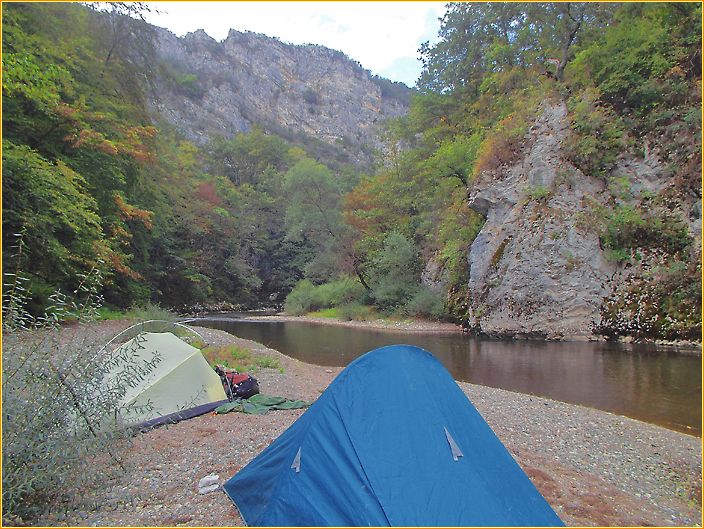 zwei Zelte stehen an einem Fluss
