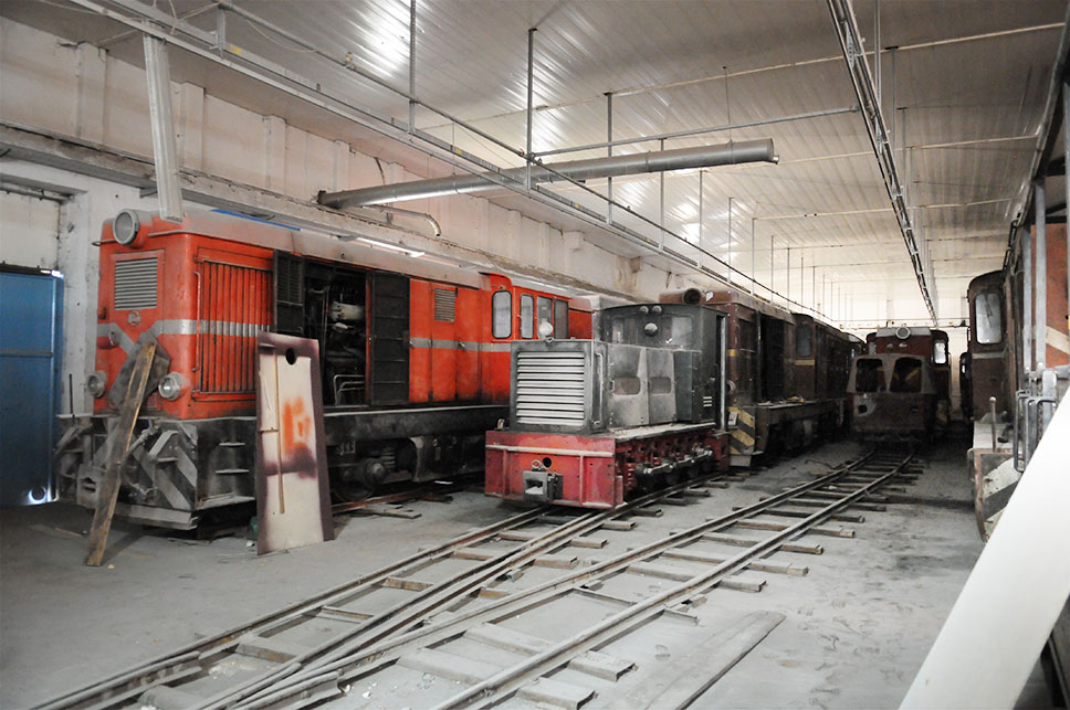 alte verstaubte Lokomotiven stehen in einer Halle