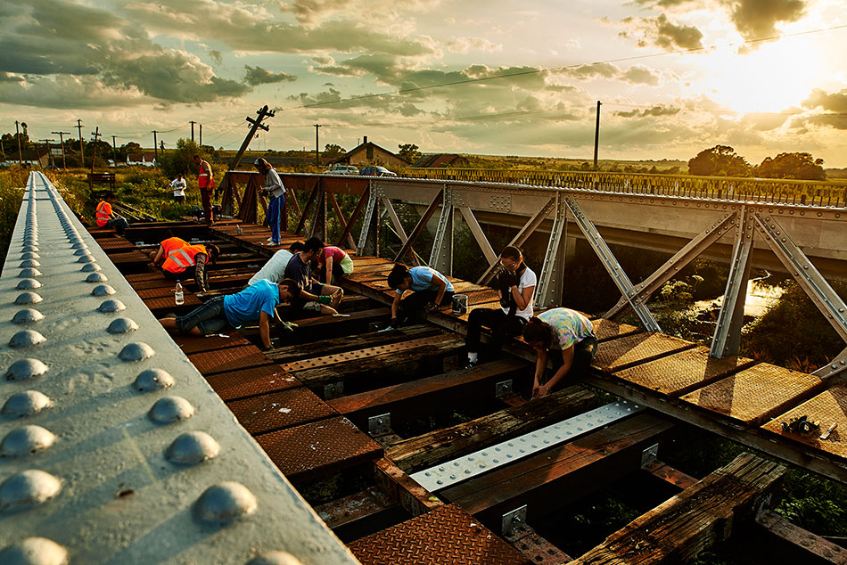 viele Freiwillige arbeiten an einer Brücke