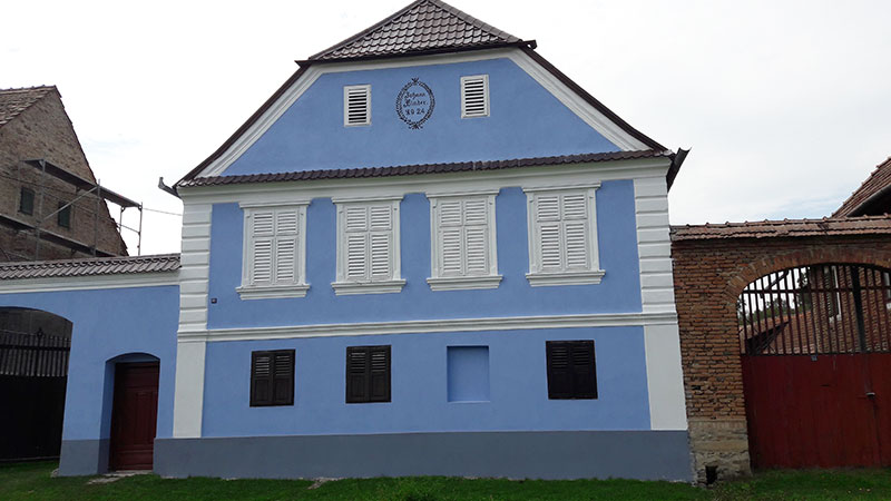 restauriertes Haus in blauer Wandfarbe in Palos