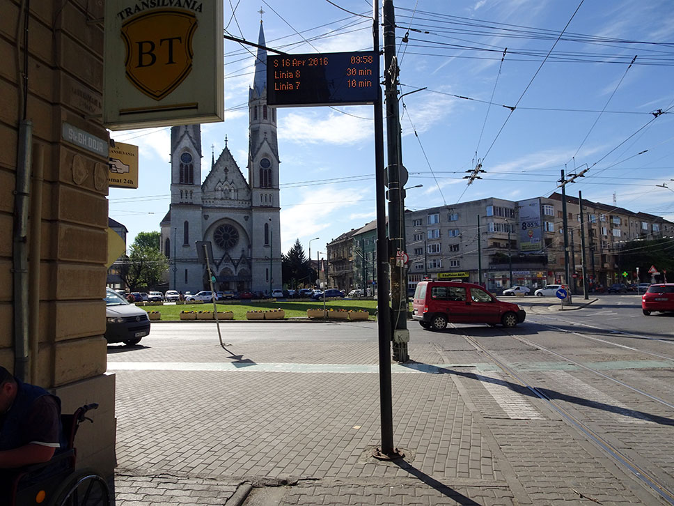 große Straßenkreuzung mit Kirche im Hintergrund