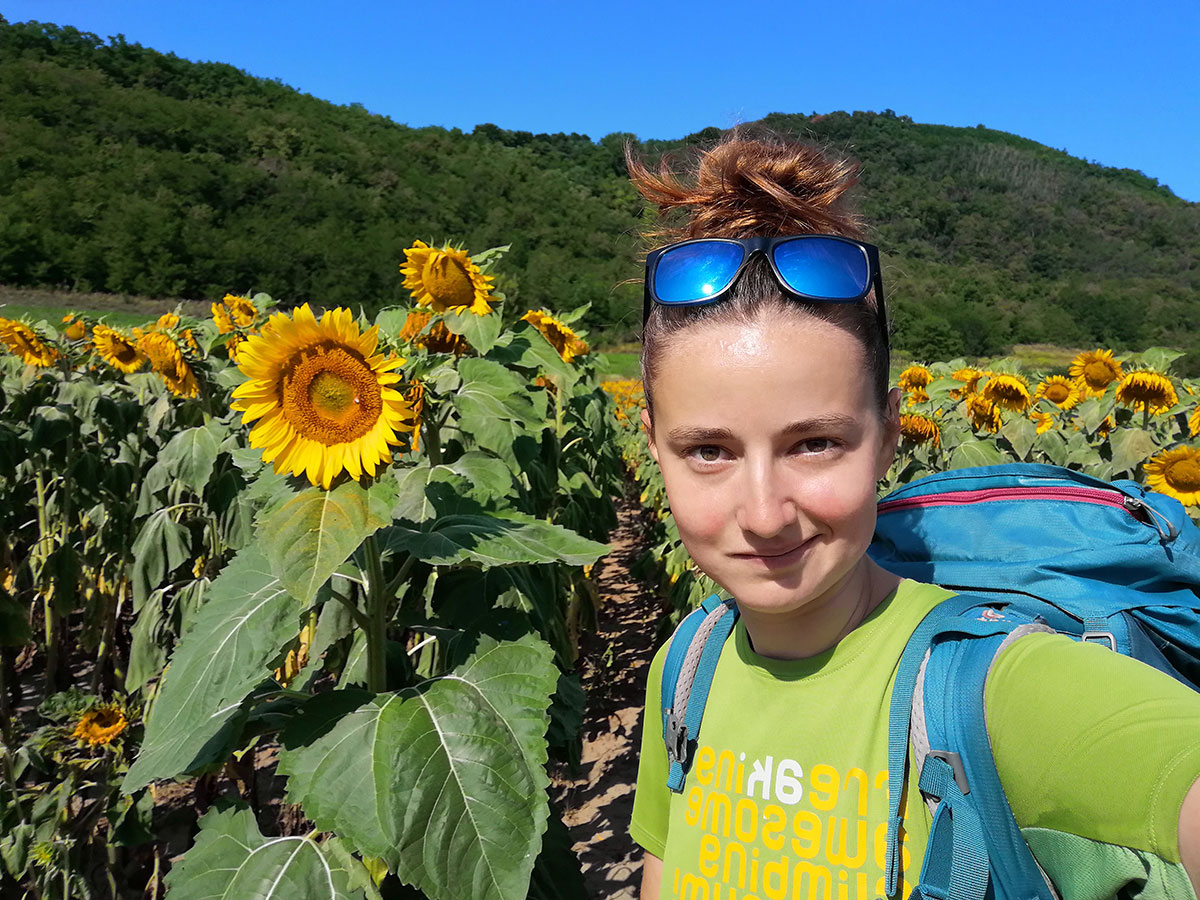 Selfie von Anca neben einem Sonnenblumenfeld