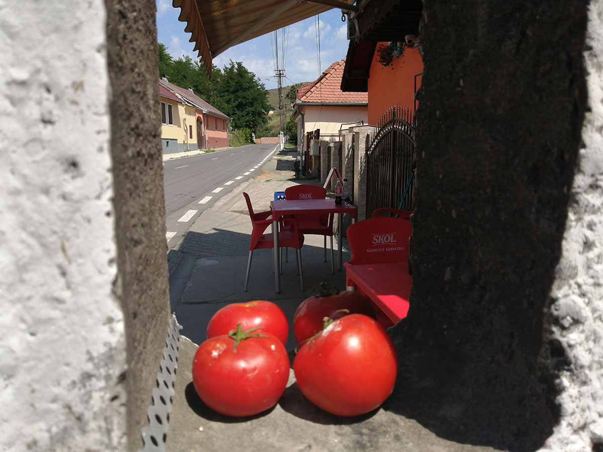 Tomaten liegen vor einer Kneipe