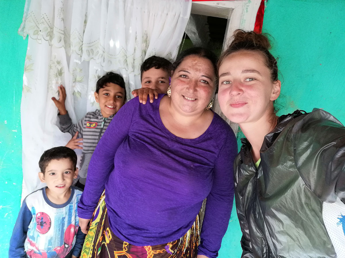 Selfie von Anca mit drei Kindern und ihrer Mutter