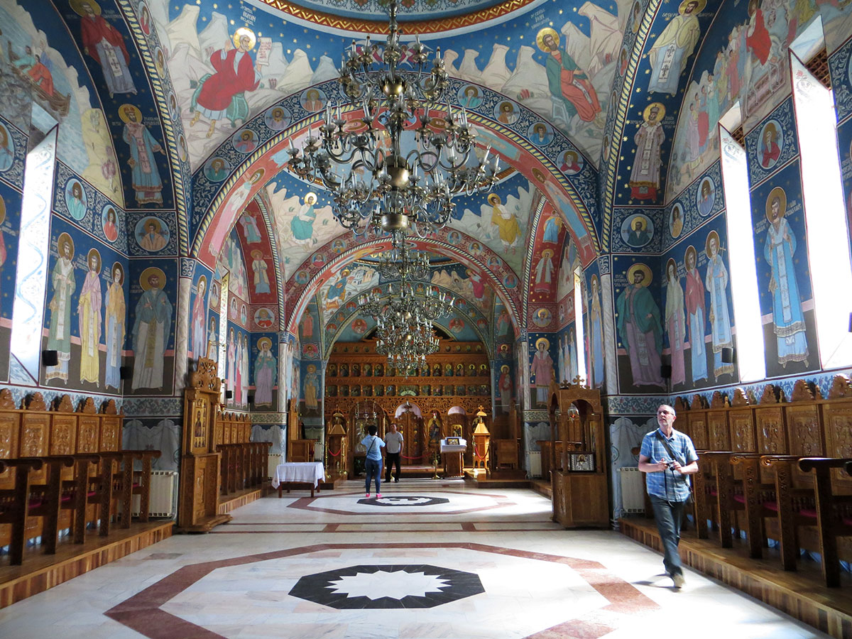 mit Fresken bemalter Kircheninnenraum