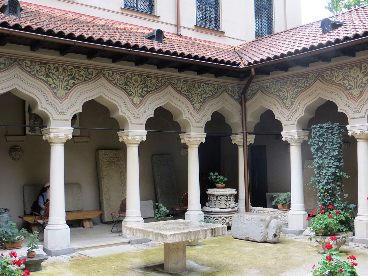 Arkadie nmit kunstvoll verzierten Säulen und Innenhof