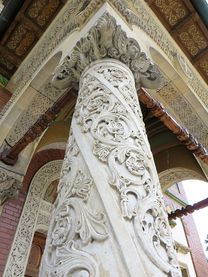 kunstvoll verzierte Säulen