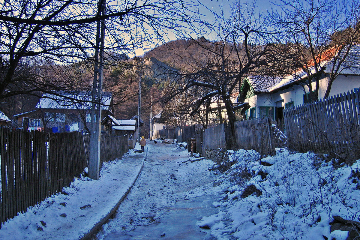 vereiste Dorfstraße im Winter