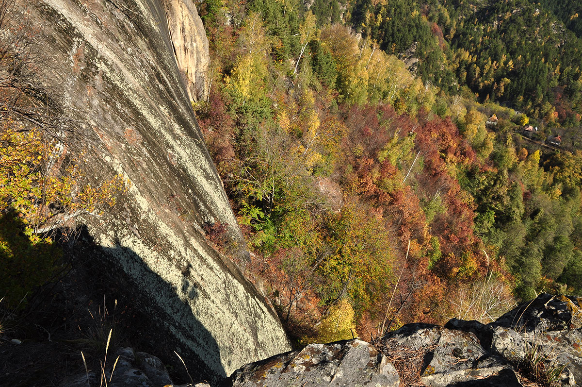 steile glatte Felswand von oben fotografiert
