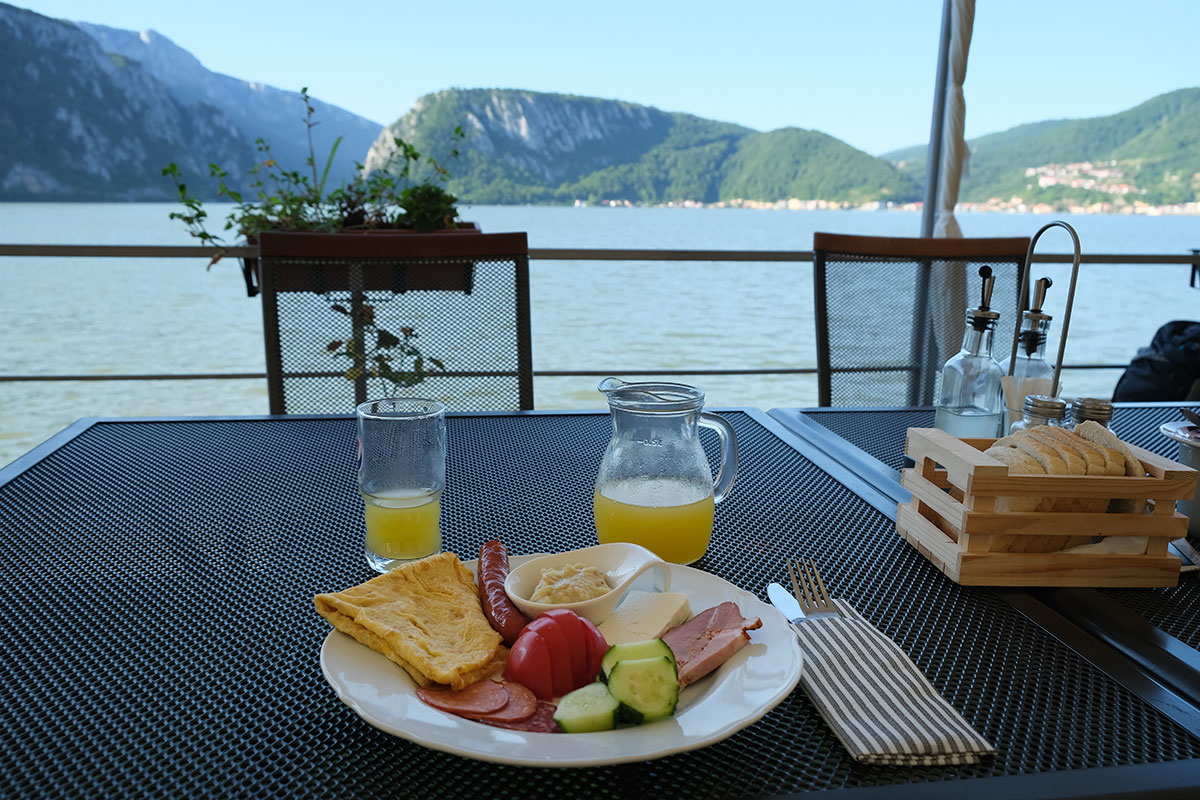 Frühstücksteller auf einem Tisch mit Blick auf die Donau