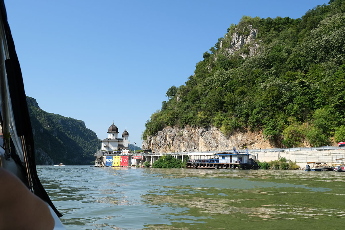 Donau mit Kirche