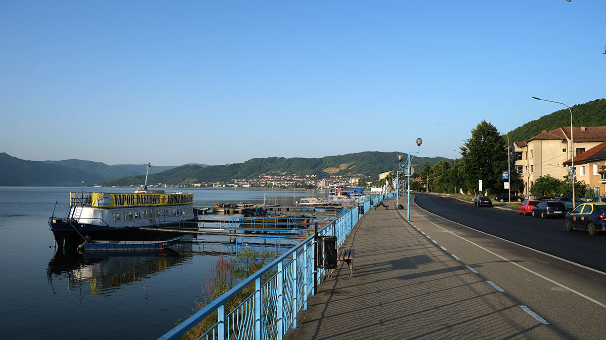 Anlegestelle an der Donau neben einer Straße